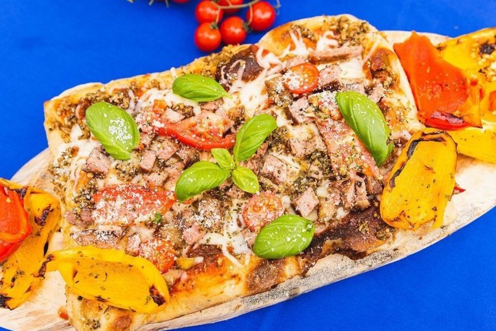 Itališka-argentinietiška pica su jautiena (nuotr. stop kadras)