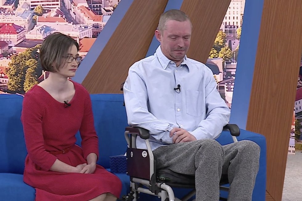 Trijų vaikų tėvą paralyžiavo išsėtinė sklerozė: valstybės požiūris į daugiavaikę šeimą šokiruoja  