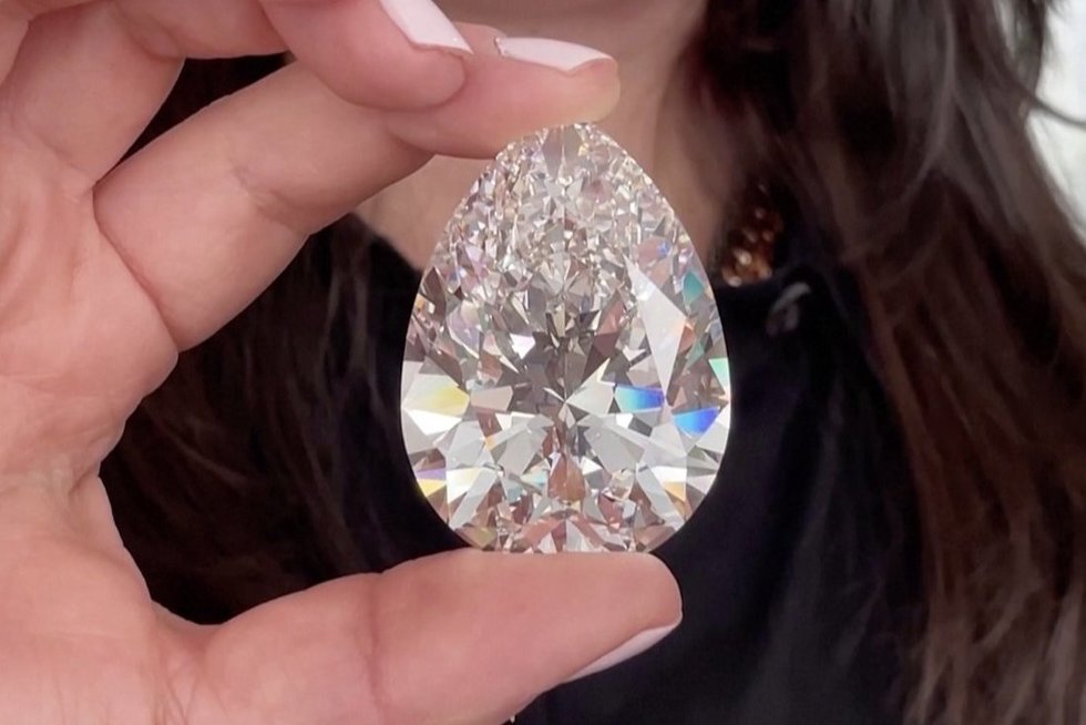 Parduodamas didžiausias deimantas, kada nors atsidūręs aukcione: net 228 karatų (nuotr. stop kadras)