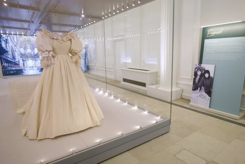 Pasidairykite po karališkąją spintą: iš arti galima pamatyti Princesės Dianos vestuvinę suknelę (nuotr. stop kadras)