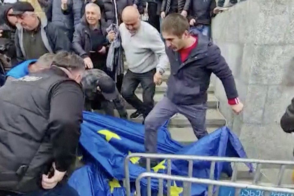 Sakartvele – prorusiška demonstracija: nukabino Europos Sąjungos vėliavą ir ją padegė (nuotr. stop kadras)