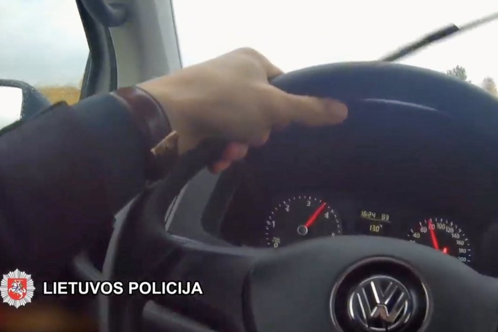 Istorija tarsi iš veiksmo filmo: taksistu dirbantis girtas vyras bandė pasprukti nuo policijos (nuotr. stop kadras)