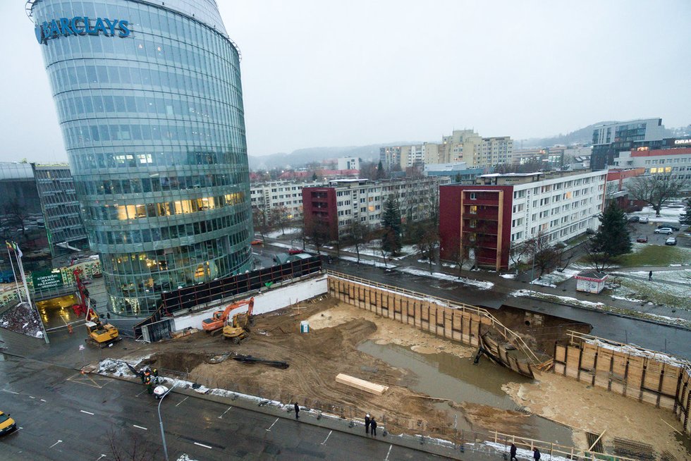 Vilniuje Studentų gatvėje prie “Barclays“ pastato atsivėrė didžiulė duobė nuotr. Broniaus Jablonsko