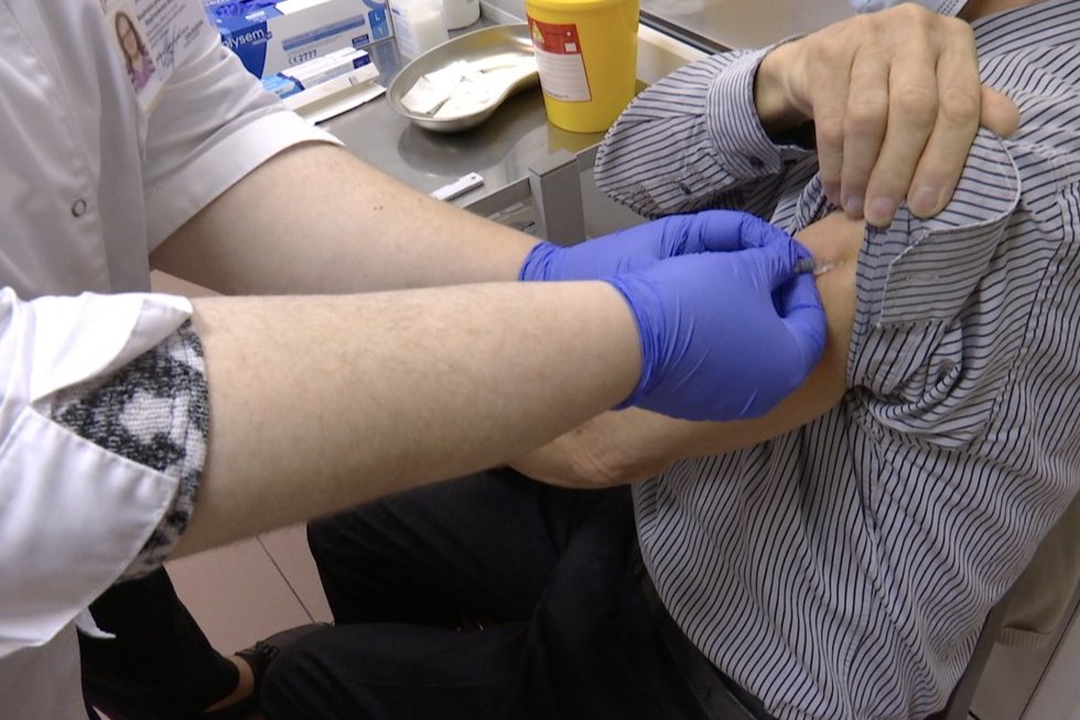 Lietuviai taip suskubo skiepytis nuo gripo, kad vakcinų nebeliko: „Aš sirgti bijau“ (nuotr. stop kadras)