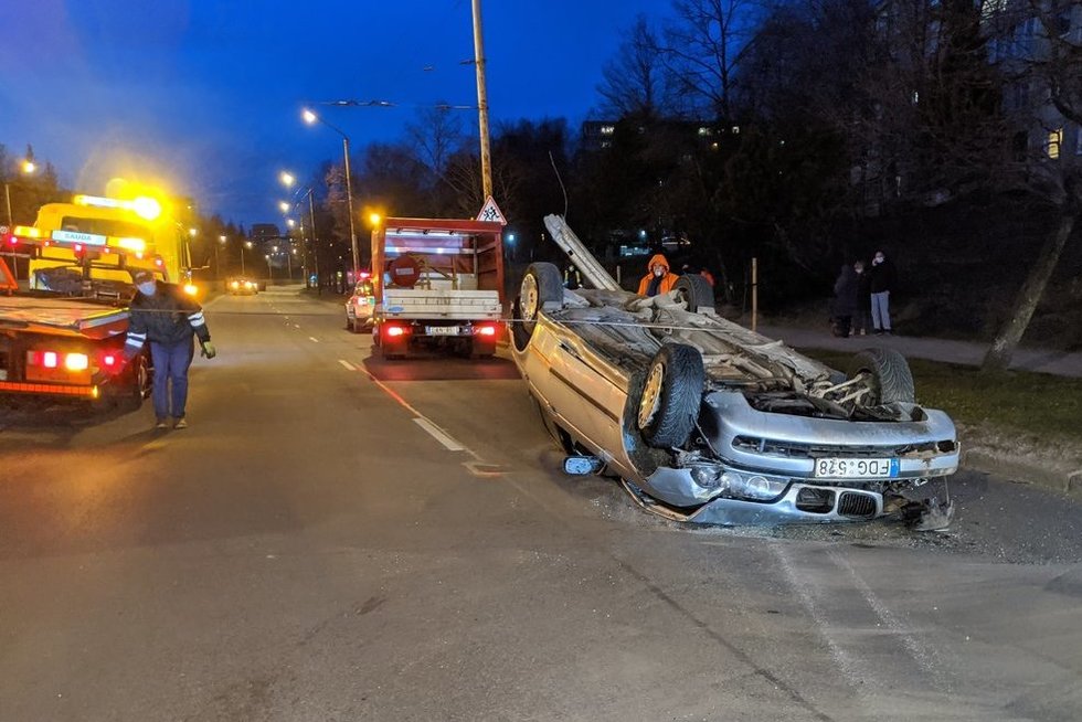 BMW avarija Justiniškių gatvėje (nuotr. Broniaus Jablonsko)