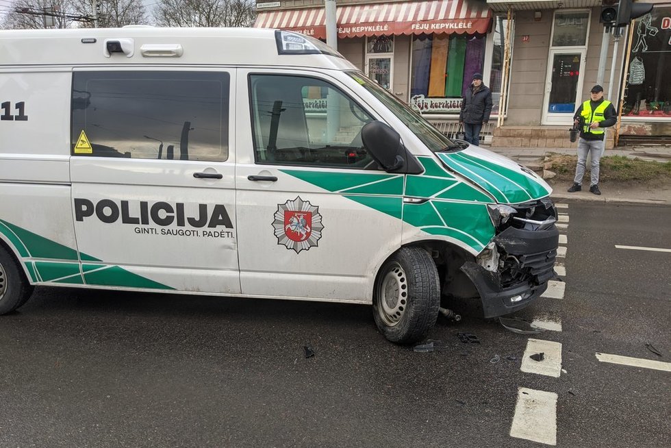 Neeilinė avarija Vilniuje: susidūrė du policijos ekipažai, skubėję į tą patį įvykį (nuotr. Broniaus Jablonsko)