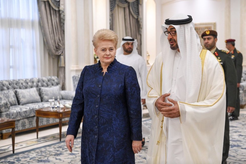 Abu Dabyje – Dalios Grybauskaitės kelionė šeicho visureigiu (nuotr. Roberto Dačkaus)