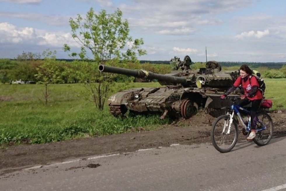 Dviračiu per artilerijos apšaudymą – savanorė iš Charkivo važiuoja ten, kur niekas nevažiuoja (nuotr. stop kadras)