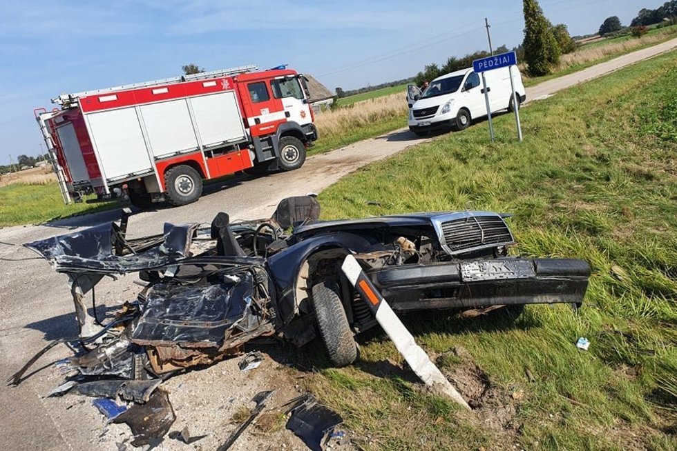 Košmaras kelyje prie Kėdainių: 26-erių vairuotojo automobilis buvo sutraiškytas dviejų vilkikų (nuotr. TV3)