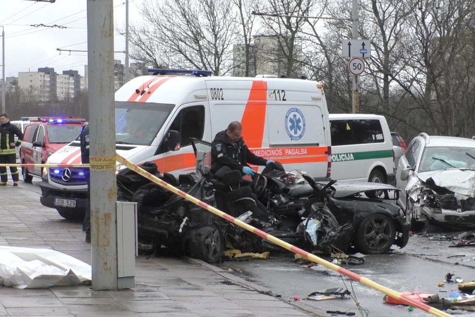 Aiškėja mirtinos BMW avarijos Vilniuje aplinkybės: žuvusi kompanija šventė vienos iš sesių gimtadienį (nuotr. stop kadras)