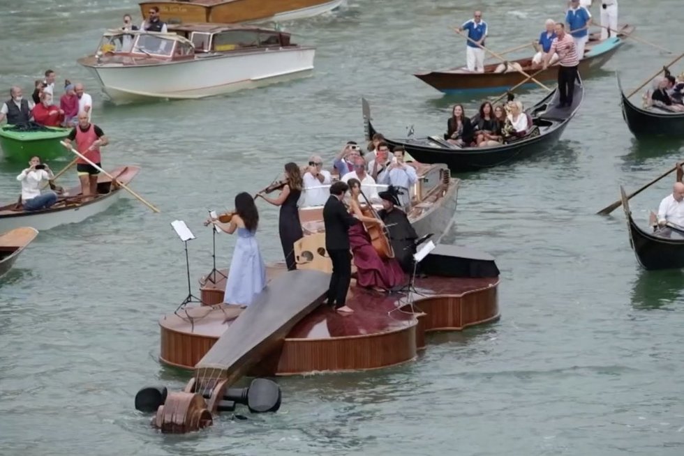 Venecijos kanalu plaukia milžiniškas smuikas (nuotr. stop kadras)