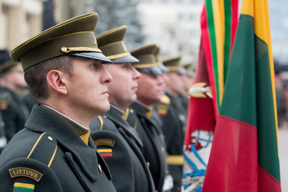 Nepriklausomybės aikštėje iškilmingai pakelta Lietuvos vėliava (nuotr. Alfredo Pliadžio)