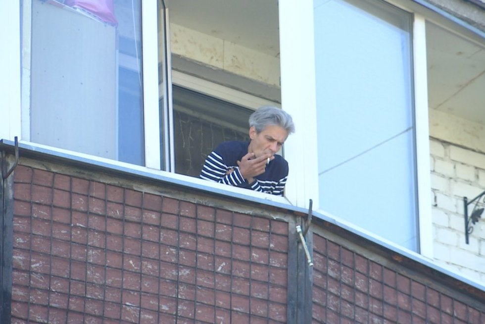 Rūkymas balkonuose (nuotr. stopkadras)  