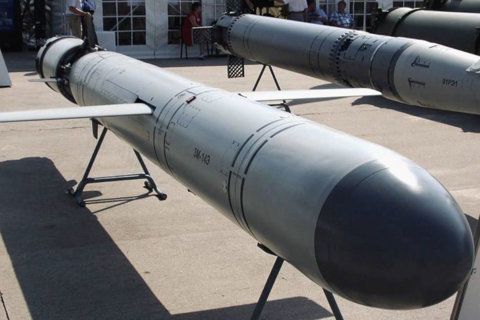 Krymą sudrebino galingi sprogimai: dronai sunaikino rusų sparnuotųjų raketų „Kalibr“ siuntą (nuotr. stop kadras)