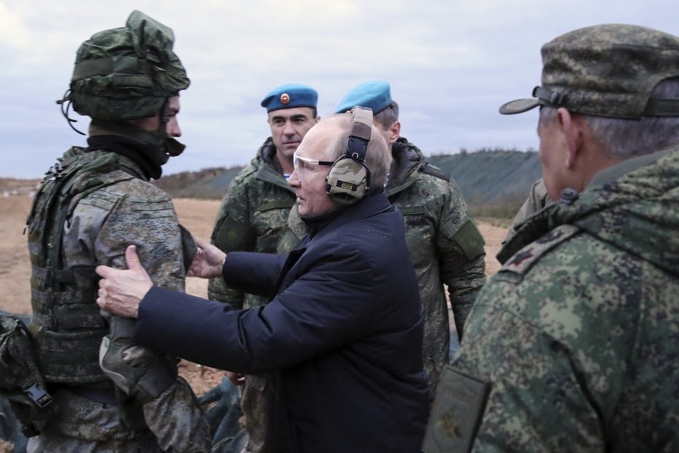 Vladimiras Putinas su kariais (nuotr. SCANPIX)