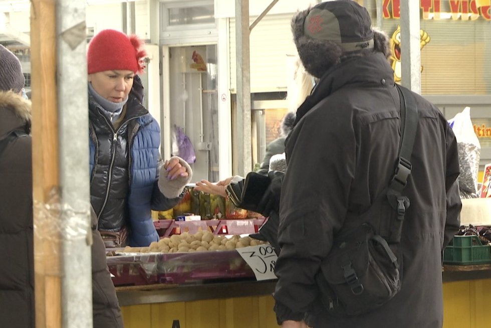 Prieš šventes į turgų suplūdę lietuviai skundžiasi: „Slyvos ypač pabrango, abrikosai“ (nuotr. stop kadras)