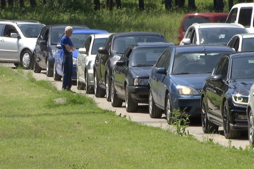 Pasibaigus karantinui vairuotojai rikiuojasi eilėse prie techninės apžiūros centrų  