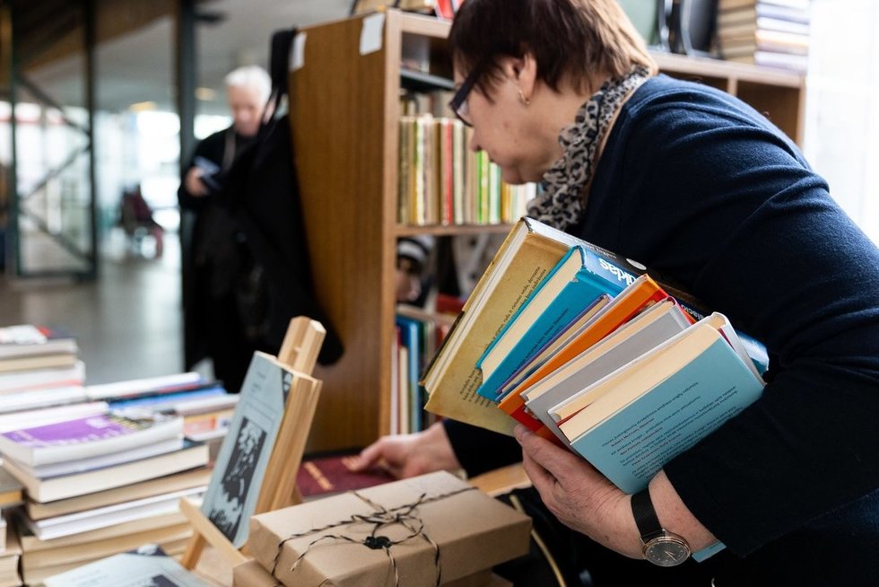 Tūkstančiai lietuvių sugužėjo į kasmetinę knygų mugę: „Yra pasirinkimas ir pigesnių įsigyt“ BNS Foto
