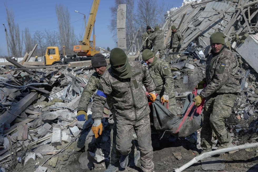 Rusijos raketų išpuolis Mykolajive: ukrainiečių kariai žuvo miegodami (nuotr. SCANPIX)