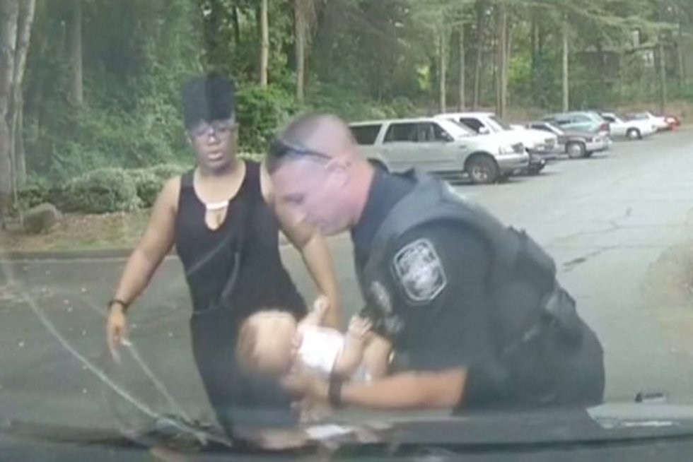 Nufilmavo, kaip pareigūnas išgelbėjo mirštantį kūdikį  