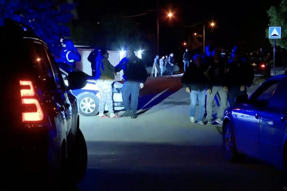 Aiškėja daugiau apie naują išpuolį Serbijoje: 21-erių vyras šaudė iš važiuojančio automobilio (nuotr. stop kadras)