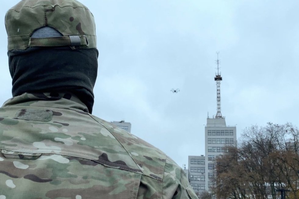 Ukrainiečiai ima aktyviai naudoti dronus–bombonešius: „Mes iškart matome, kur yra priešas“ (nuotr. stop kadras)