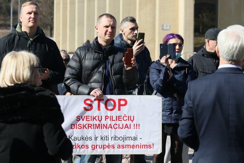Protestas dėl karantino ribojimų prie Seimo  (nuotr. Broniaus Jablonsko)