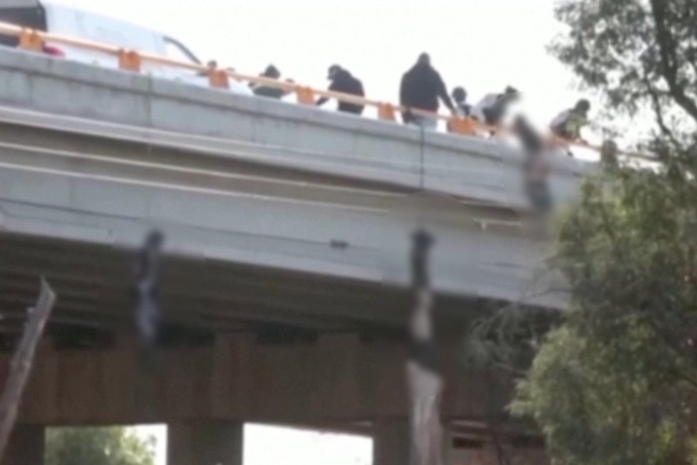 Meksikoje – kraują stingdantis kartelių nusikaltimas: ant tilto pakabino 9 kūnus (nuotr. stop kadras)