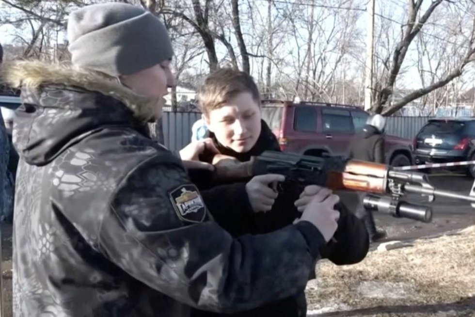 Rusiškoje jaunimo armijoje vaikai mokosi surinkti ginklus (nuotr. stop kadras)