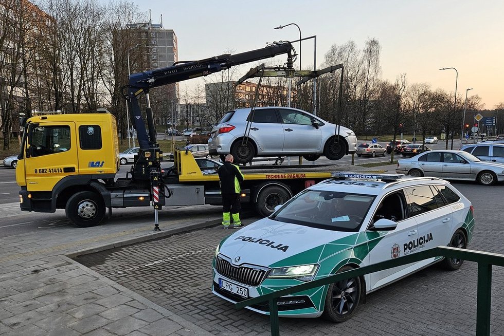 Vilniuje girta vairuotoja trenkėsi į BMW ir bandė sprukti (nuotr. Broniaus Jablonsko)