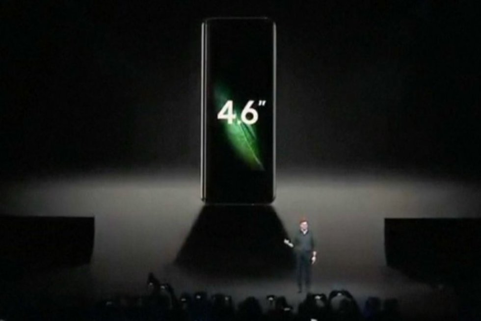 „Samsung“ pristatė išlankstomą išmanųjį: vadina ateities telefonu  