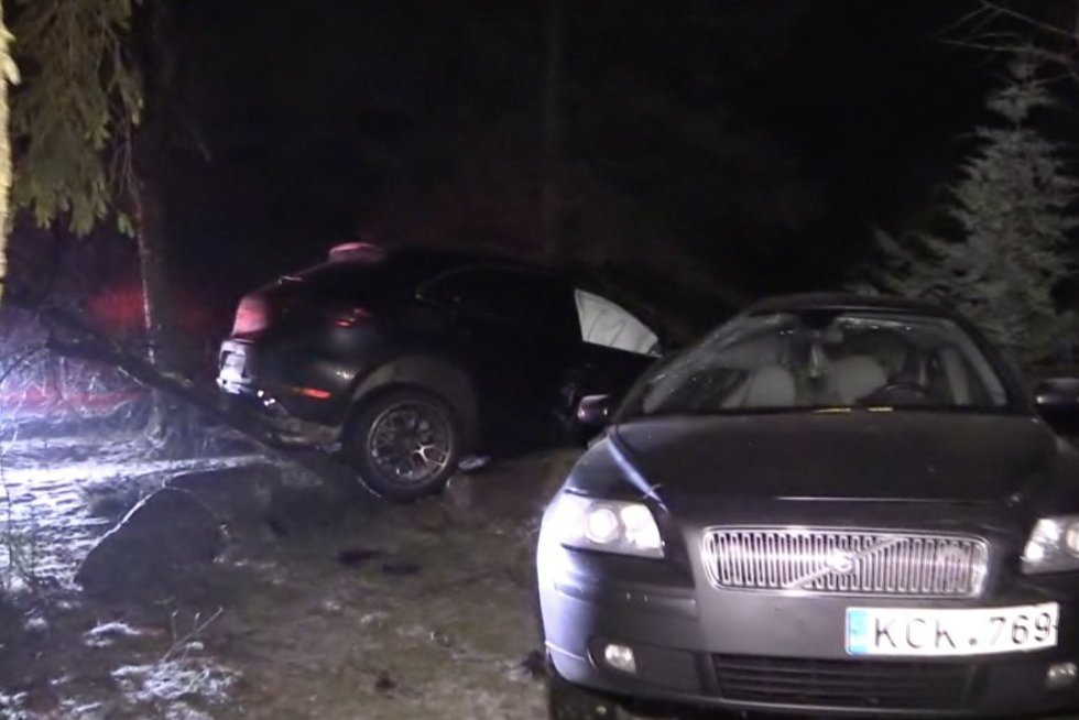 Vilniuje siautėjo girtas „Porsche“ vairuotojas: įlėkė į namo kiemą viską vartydamas (nuotr. stop kadras)