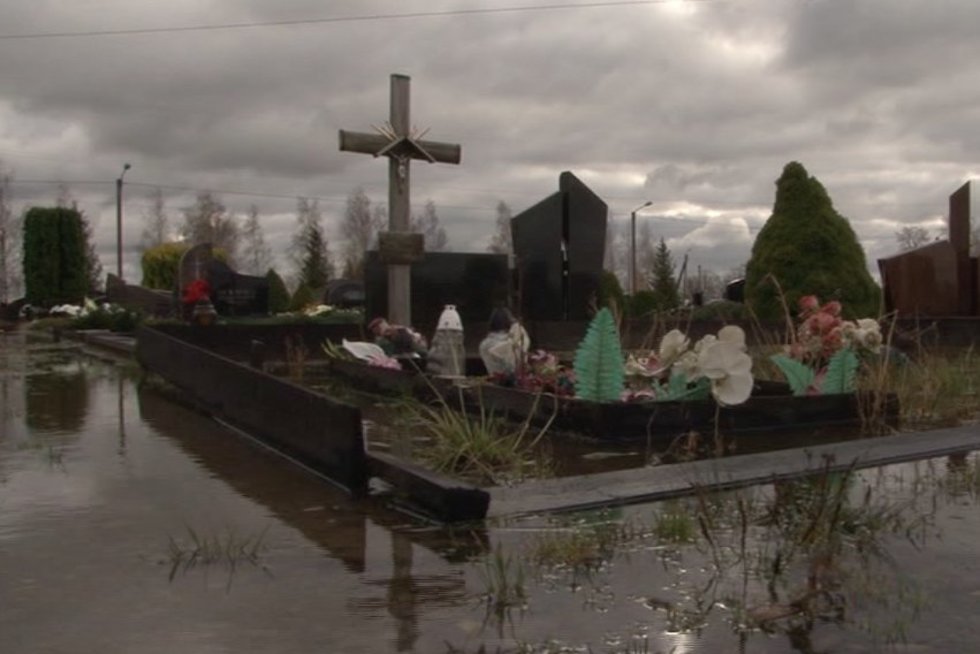 Balos kapinėse kone visur, o kapai Marijampolėje virto ir ežerais, ir upėmis   (nuotr. TV3)