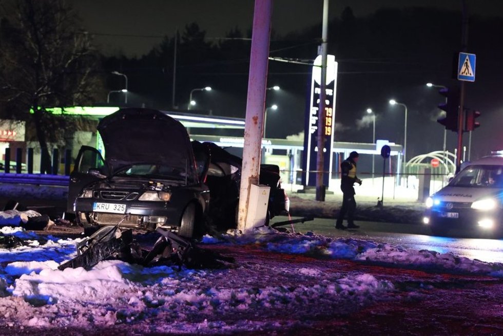 Vilniuje SAAB rėžėsi į stulpą, žuvo vairuotojas (nuotr. Broniaus Jablonsko)