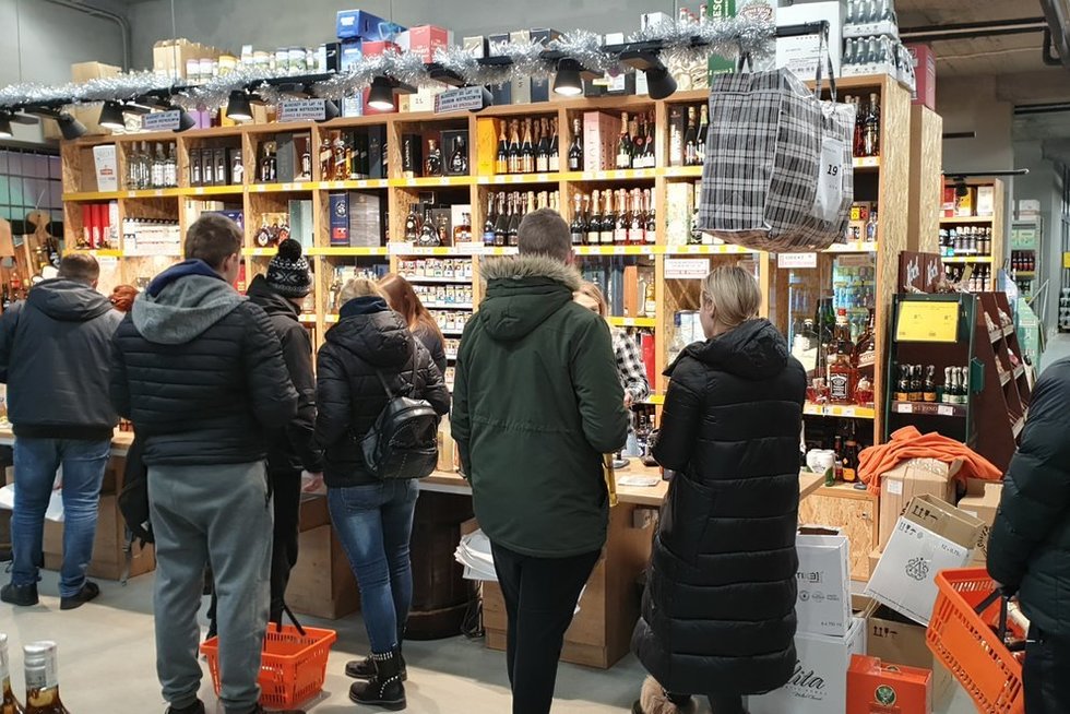 Lietuviai šluoja alkoholio lentynas Lenkijoje (nuotr. TV3/Raimundas Maslauskas)  