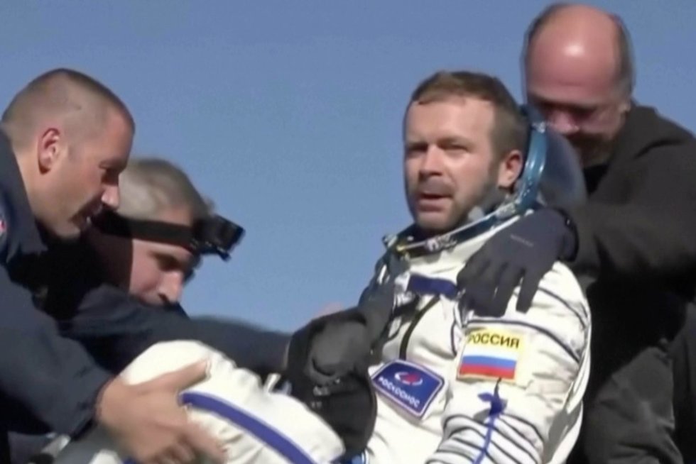 Pirmąjį filmą kosmose filmavusi Rusijos įgula grįžo į Žemę (nuotr. stop kadras)