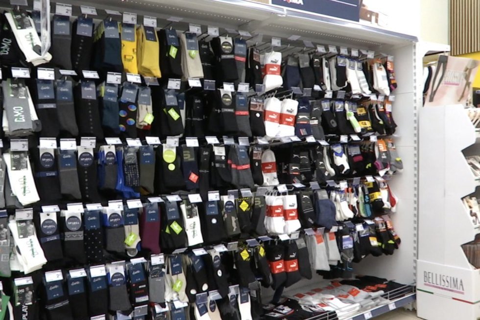 Žmonės vaikšto mažiau: prekybininkai sako, kad per karantiną rekordiškai krenta kojinių pardavimai (nuotr. stop kadras)