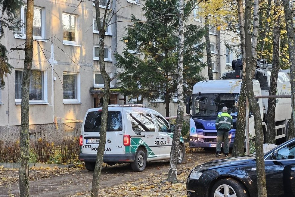Tragedija Vilniuje: šiukšliavežė pervažiavo ir mirtinai sužalojo moterį (nuotr. Broniaus Jablonsko)