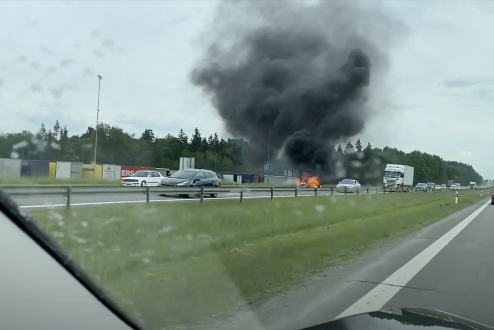 Greitkelyje – didžiulis dūmų debesis: užsiliepsnojęs BMW sudegė visiškai  