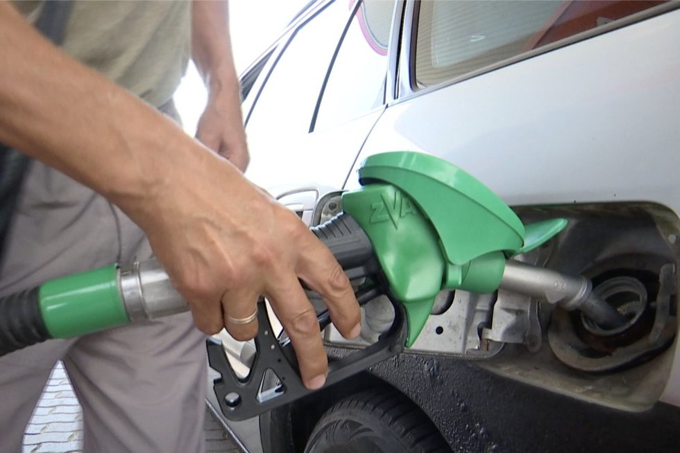 Aplinkos ministerija skelbia karą taršiems automobiliams: užsimojo sulyginti dyzelino ir benzino kainas (nuotr. stop kadras)