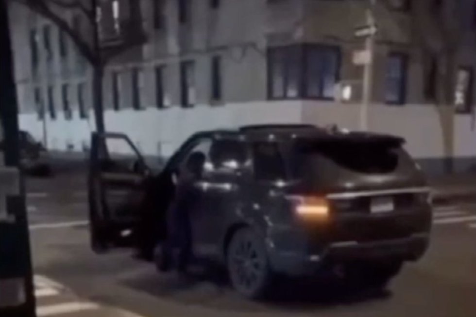 Nufilmavo nesuvokiamą vairuotojo poelgį: automobiliu pervažiavo pareigūnui koją (nuotr. stop kadras)