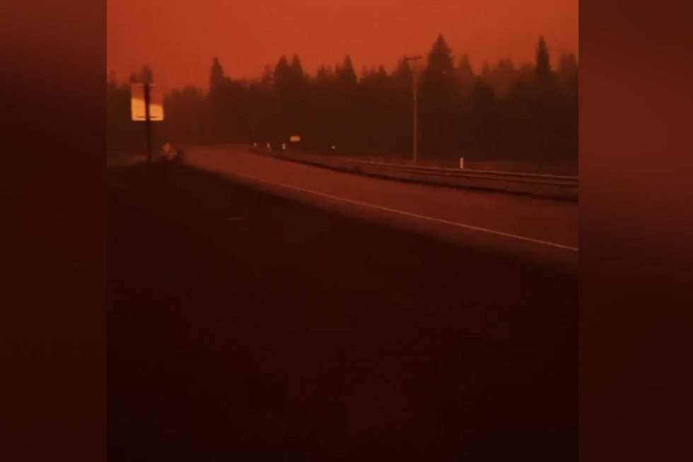 Vidury dienos vyras išvydo apokaliptinį vaizdą – gyventojams nurodyta evakuotis (nuotr. stop kadras)