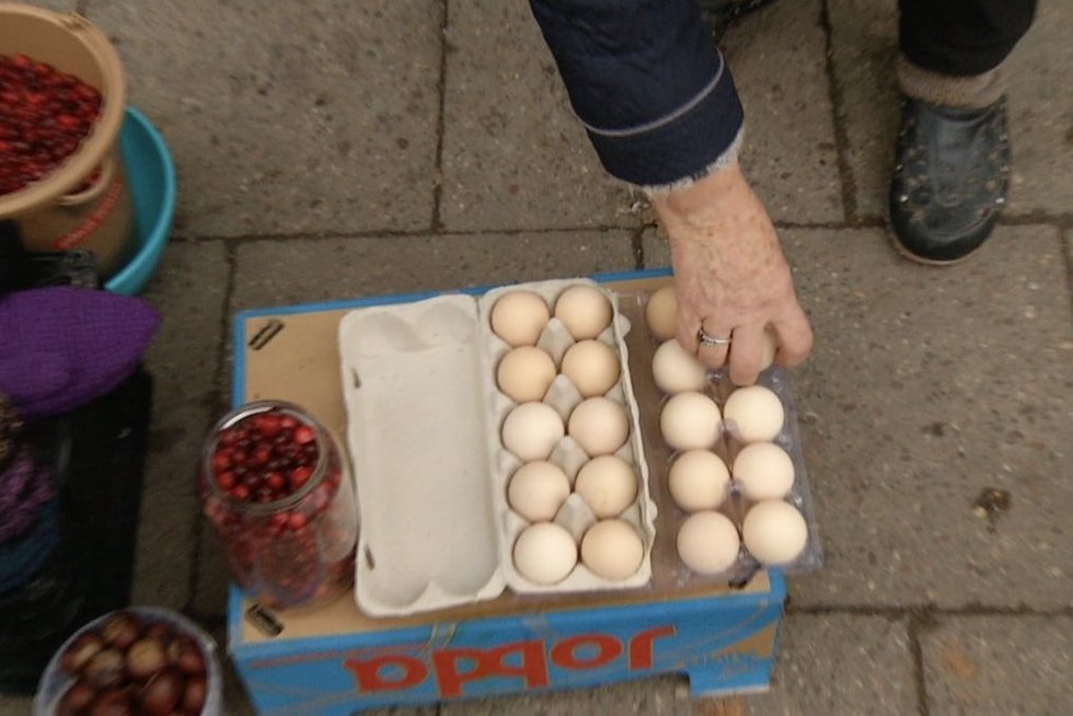 Įspėja perkančius kiaušinius iš močiučių turguje: įbruka senų ir netinkamų vartoti (nuotr. stop kadras)