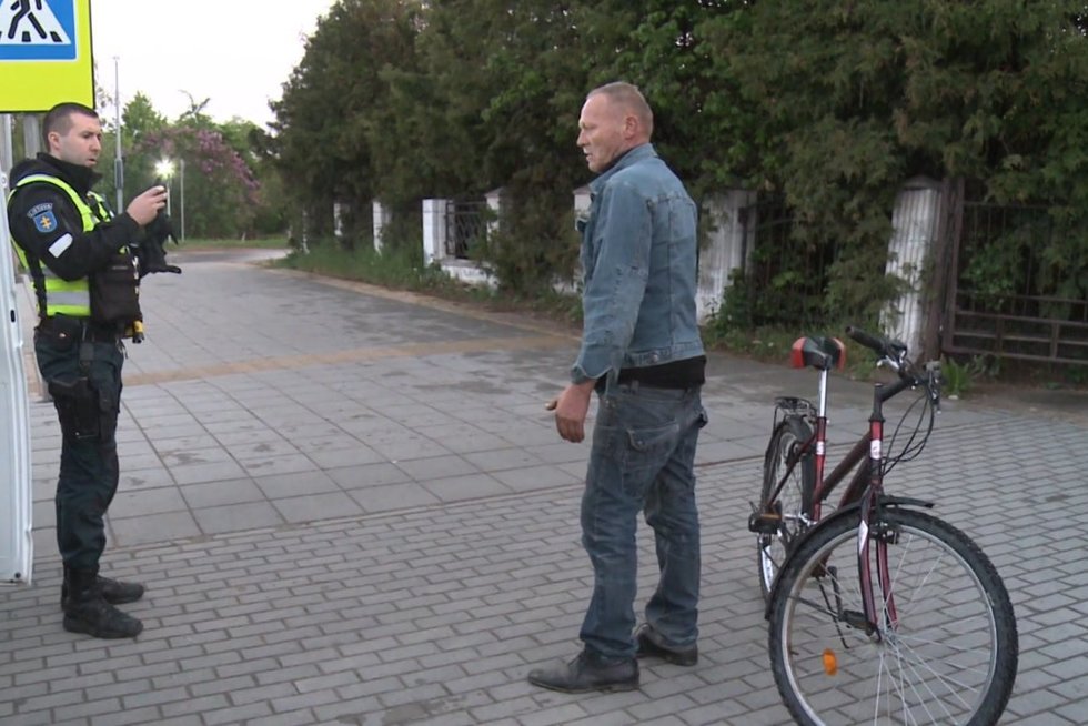„Farų“ pastebėtas girtas dviratininkas: nematau nusikaltimo sudėties (nuotr. stop kadras)