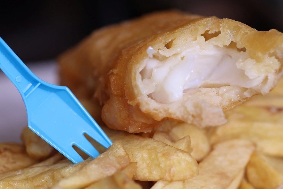 Kylančios kainos grasina Didžiosios Britanijos „Fish and chips“ užkandinėms: „Kuri šeima gali tai sau leisti?“ (nuotr. SCANPIX)