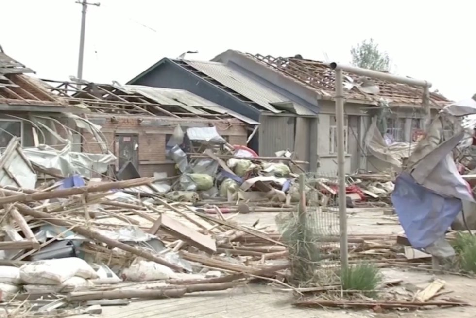 Azijoje siaučia tornadai: Kinijoje žuvo žmogus, apgadinti beveik 170 namų (nuotr. stop kadras)