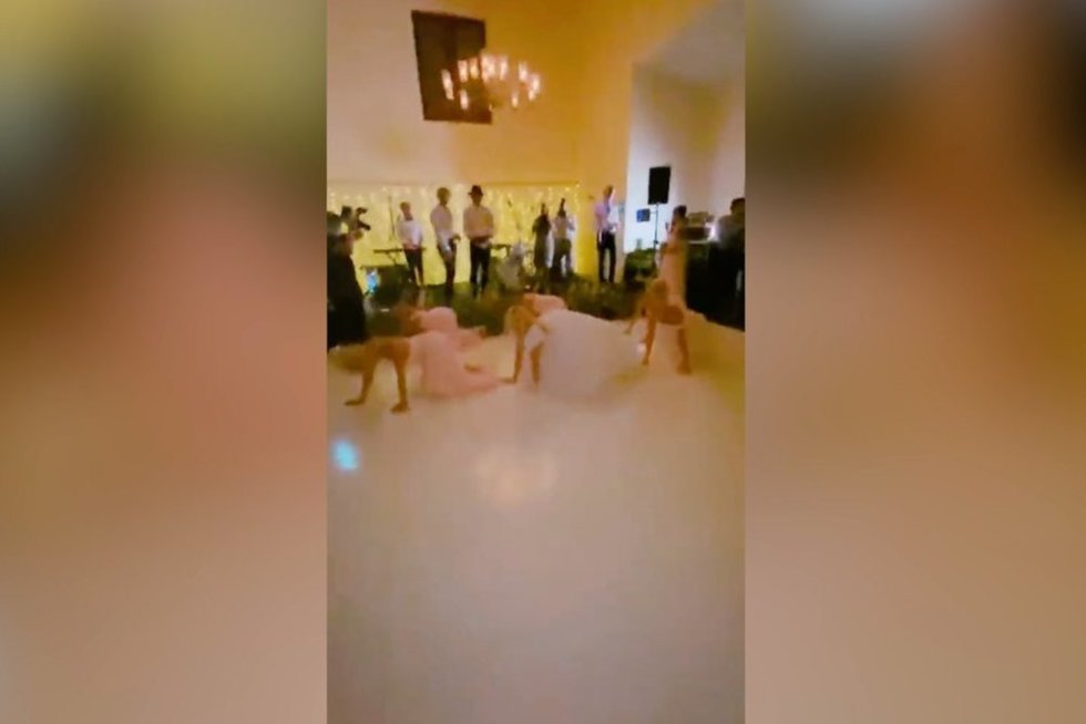 Nuotakos vestuvių šokis šokiravo svečius  (nuotr. stop kadras)