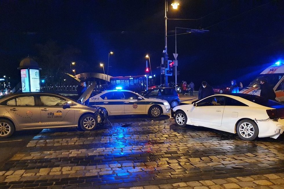 Trijų automobilių avarija Vilniaus centre: nukentėjusią keleivę išsivežė medikai (nuotr. Broniaus Jablonsko)