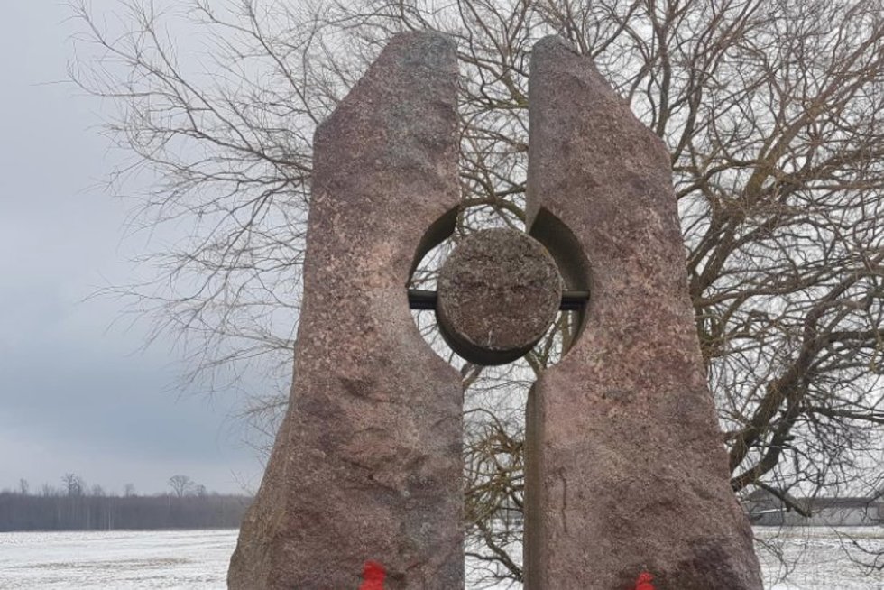 Marijampolės policija pradėjo aiškintis, kas svastika ir keturiomis penkiakampėmis žvaigždėmis ištepliojo šį paminklą  