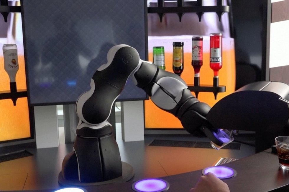 Ateitis – jau čia: klientus aptarnaus robotas-barmenas (nuotr. stop kadras)